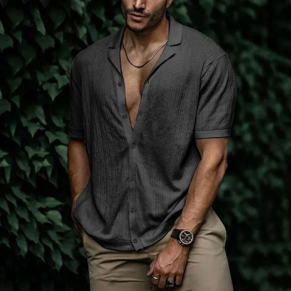 Ruimvallend, comfortabel heren zomeroverhemd. Ideaal voor een ontspannen strandoutfit en casual heren mode.