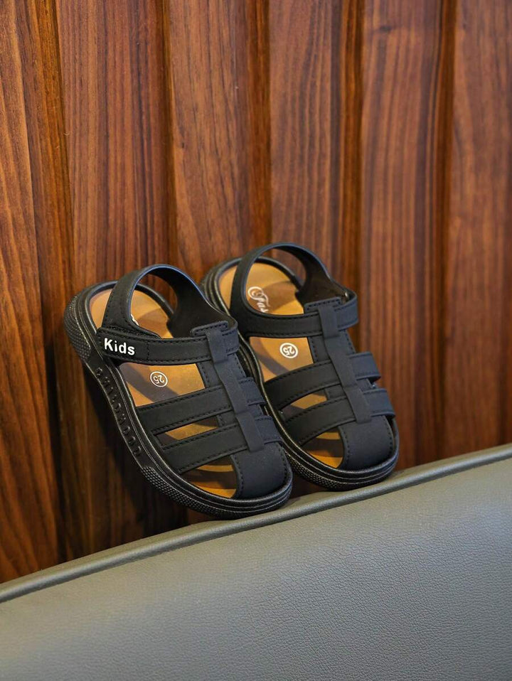 Comfortabele dichte kindersandalen met platte zool. Veelzijdig unisex design voor jongens en meisjes.