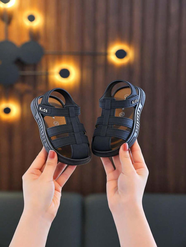 Jongens sandalen met dichte neus & platte zool. Perfecte zomerschoenen voor buitenspelen met extra veiligheid.