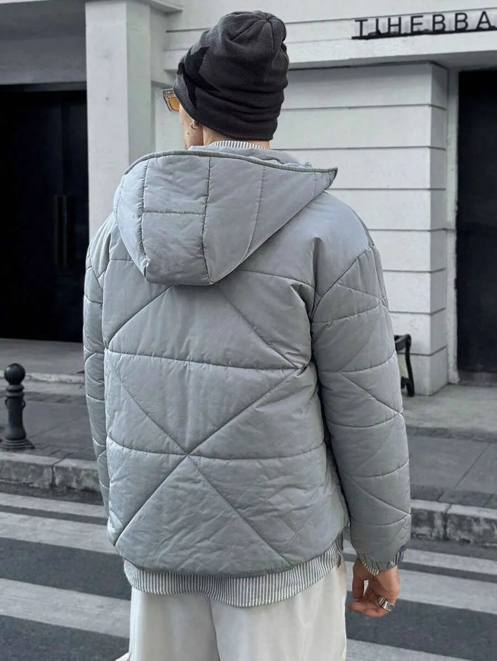 Trendy grijs heren pufferjacket met capuchon voor streetwear en casual herfstmode. Warme, comfortabele winterjas.