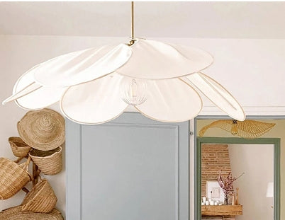 Unieke bloem hanglamp Petalume van stof, perfecte designverlichting voor een warm en modern interieur.