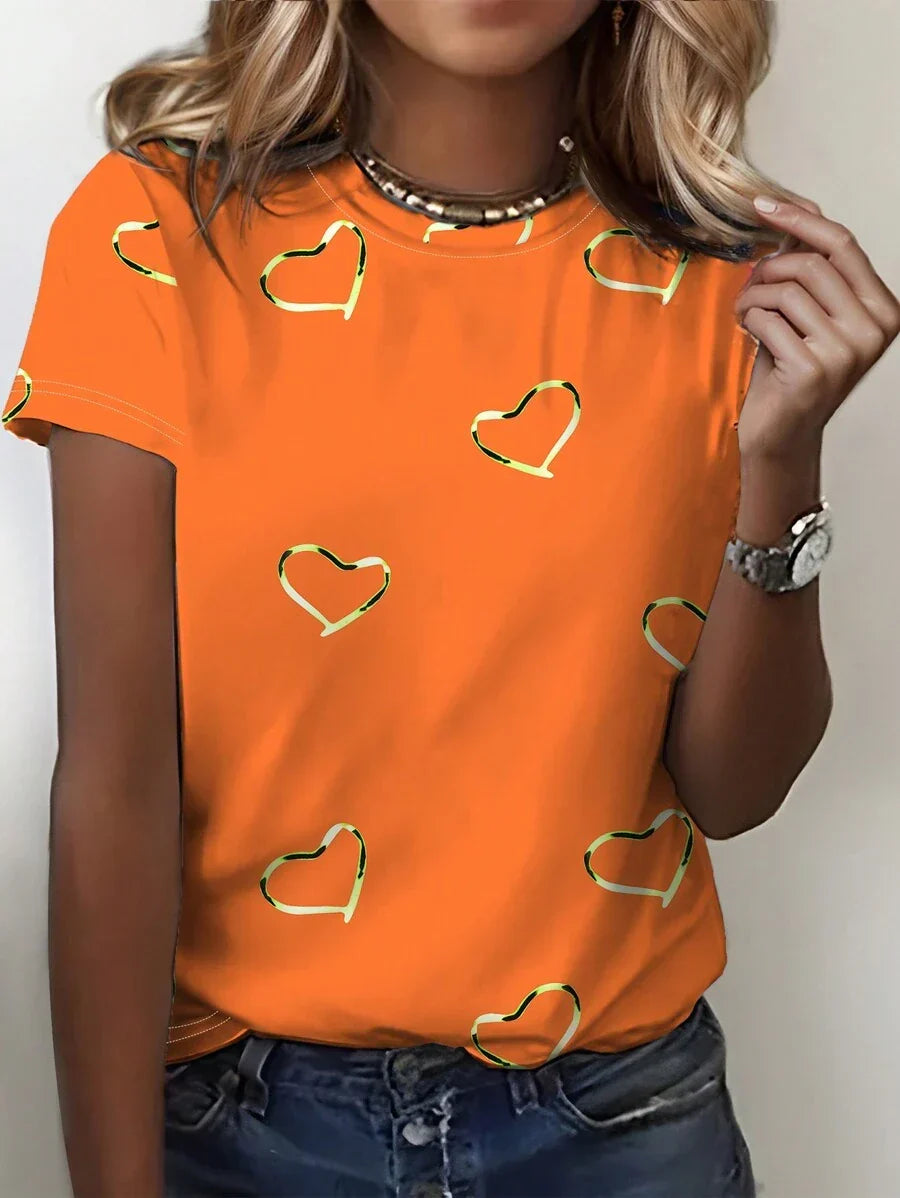 Oranje dames T-shirt met vrolijke hartprint, korte mouwen en ronde hals. Perfect voor zomerse casual dagen.