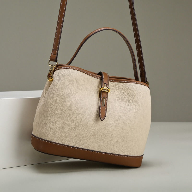 Detail van beige tweekleurige schoudertas: gestructureerd kunstleer, elegante afwerking, functioneel voor dames.