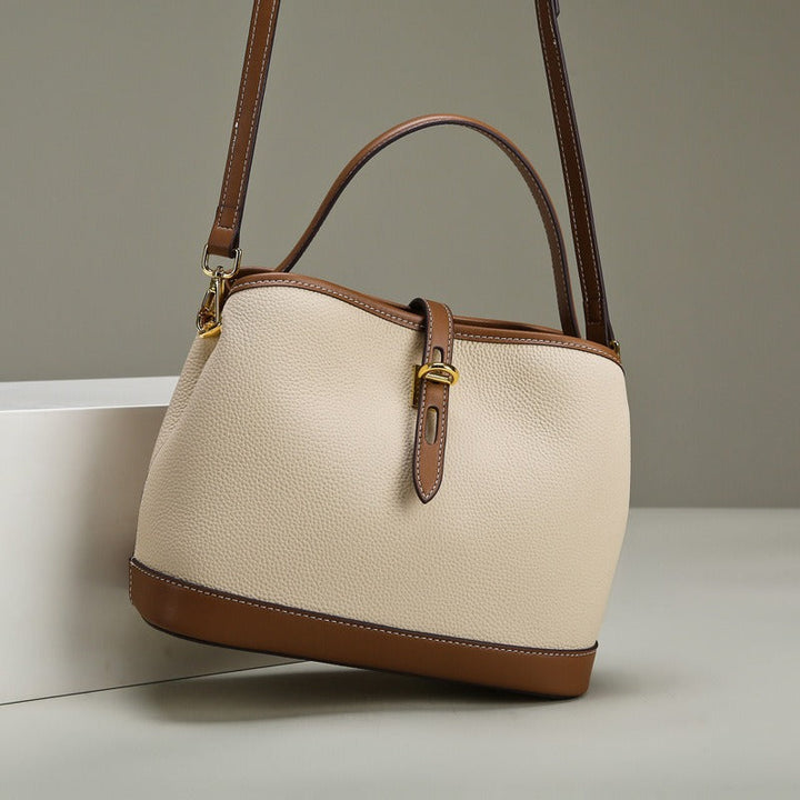 Detail van beige tweekleurige schoudertas: gestructureerd kunstleer, elegante afwerking, functioneel voor dames.
