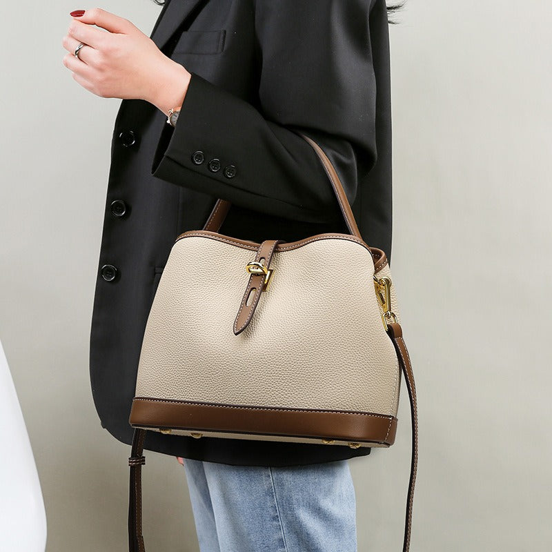 Elegante tweekleurige gestructureerde dames schoudertas in beige kunstleer, een modieus en functioneel accessoire.