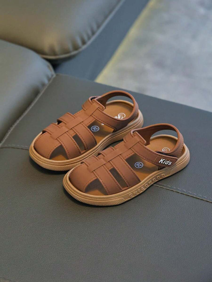 Zomerschoenen voor kinderen: verstelbare dichte sandalen met platte zool. Veilig en koel voor warme dagen.