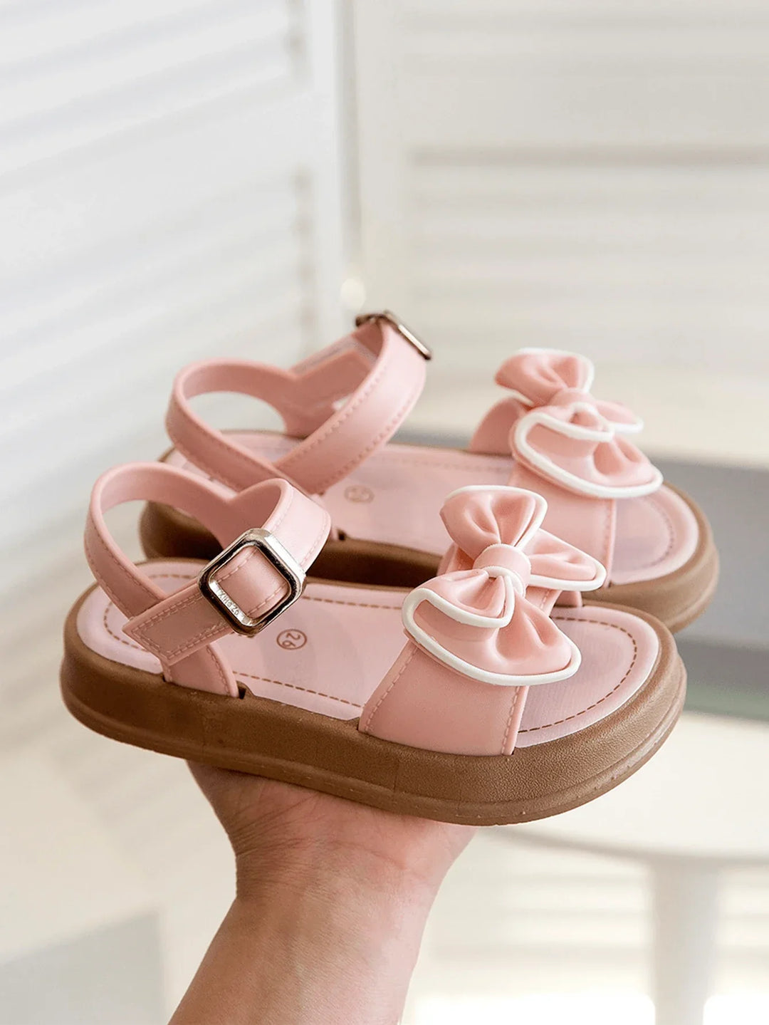 Zwarte comfortabele meisjes sandalen met strikje. Verstelbare banden en platte zool voor optimale pasvorm.