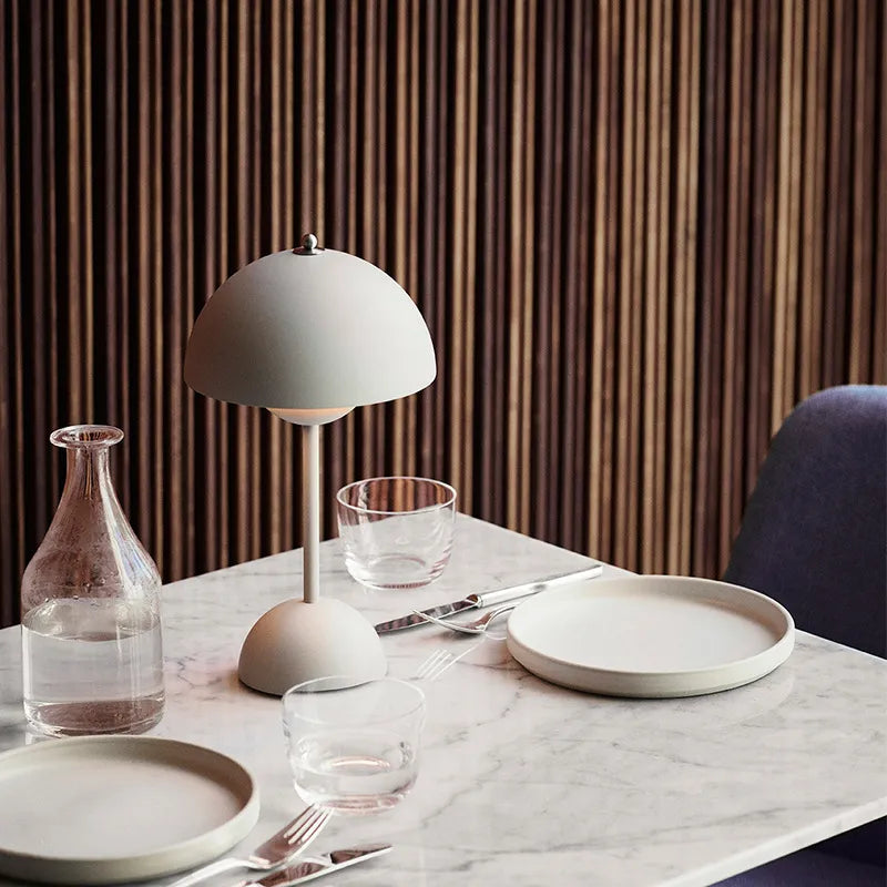 Stijlvolle paddestoelvormige designlamp MushLuxe, perfect als decoratieve tafellamp in slaapkamer.