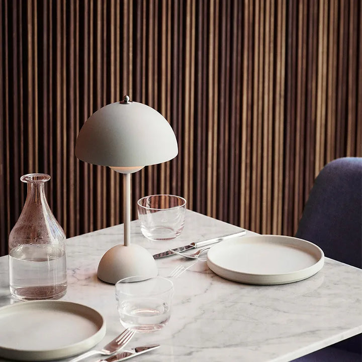 Stijlvolle paddestoelvormige designlamp MushLuxe, perfect als decoratieve tafellamp in slaapkamer.