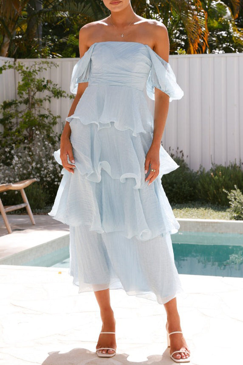 Roze gelaagde dames midi-jurk met off-shoulder halslijn en ruches, een charmante feestjurk.
