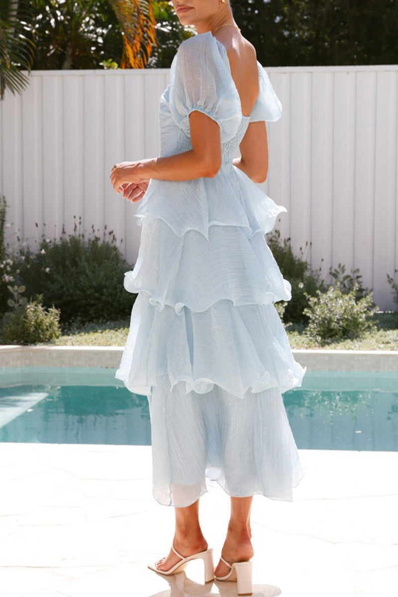 Dames midi-jurk met delicate off-shoulder en ruches, gelaagde stof creëert een vrolijke look.