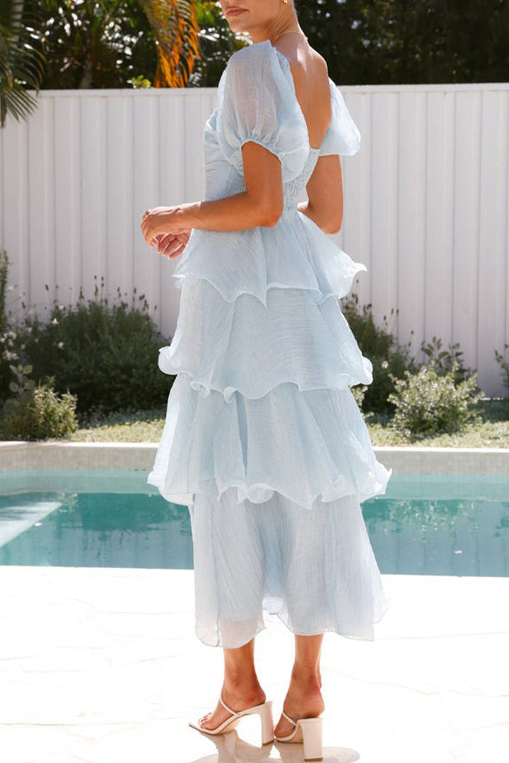 Dames midi-jurk met delicate off-shoulder en ruches, gelaagde stof creëert een vrolijke look.