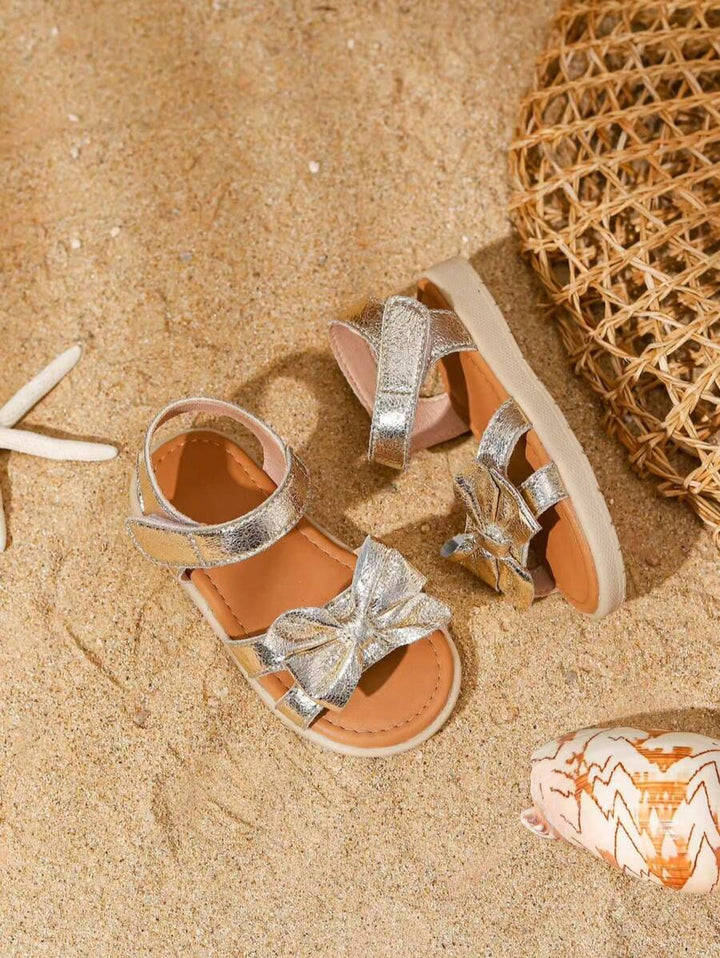 Zilveren kinderschoenen: stijlvolle meisjes sandalen met strik, open teen en zomers design.