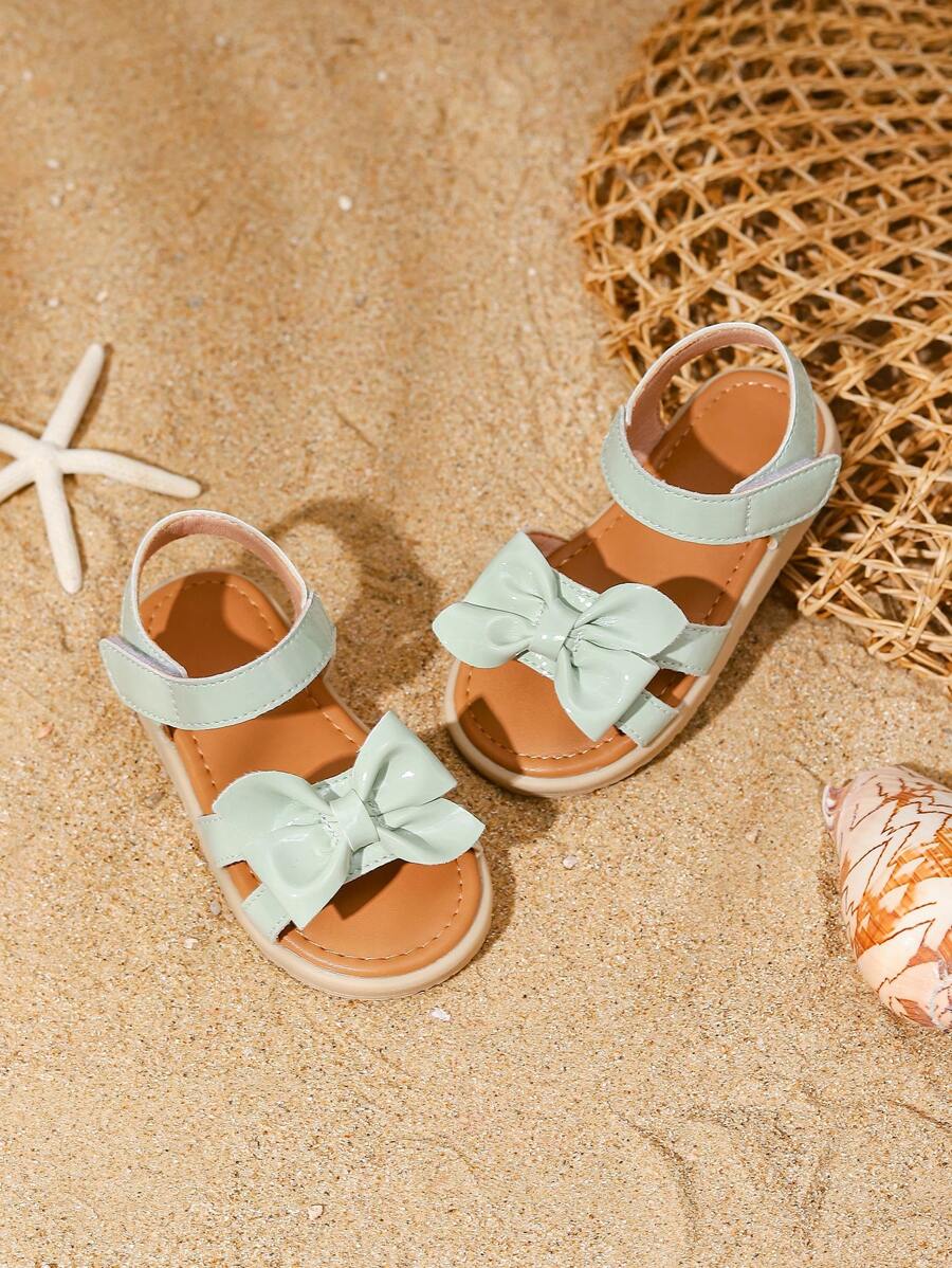 Zilveren prinsessensandalen met verstelbaar klittenband, schattige strik en open teen, perfect voor jonge meisjes.