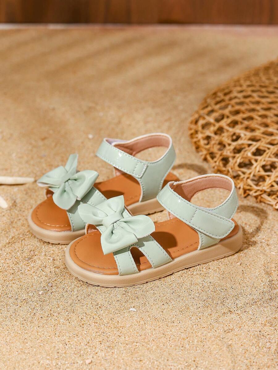 Zomerse gele meisjes sandalen, met comfortabel voetbed, elegante strik en makkelijke klittenbandsluiting.