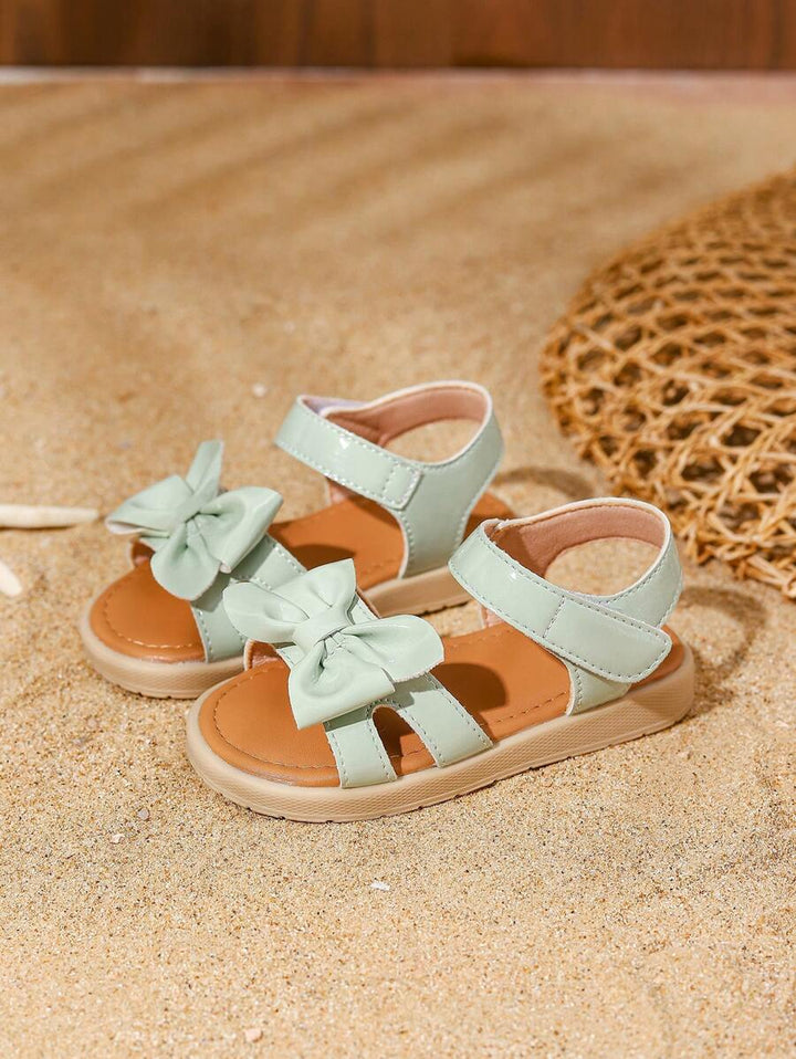 Zomerse gele meisjes sandalen, met comfortabel voetbed, elegante strik en makkelijke klittenbandsluiting.