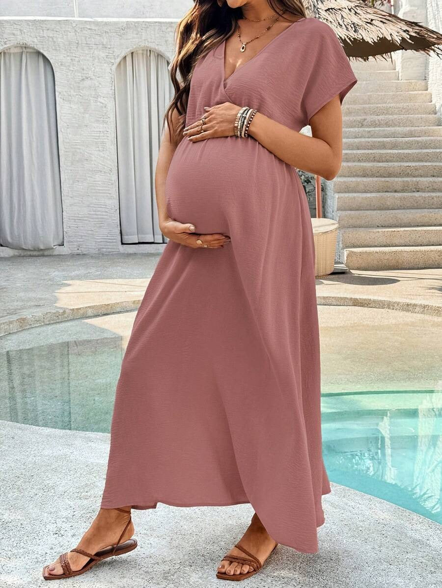 Lente zwangerschapsjurk met V-hals en split, modieus en rekbaar voor zwangere dames.