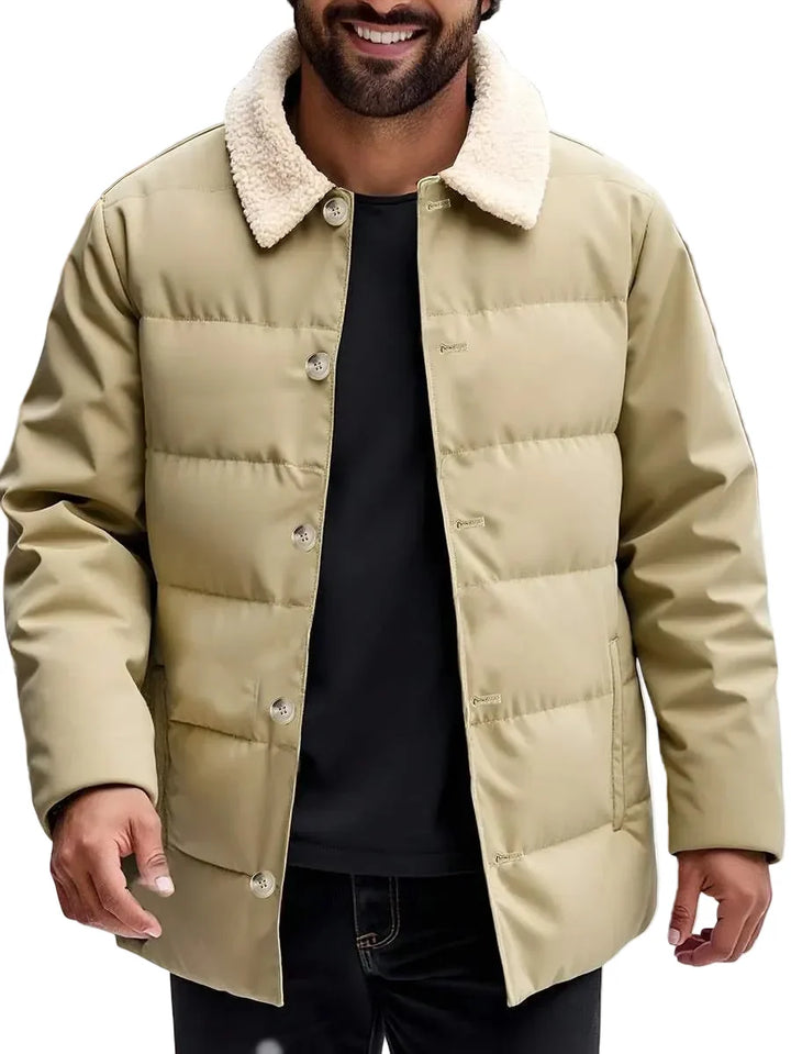 Heren oversized khaki pufferjack met knusse kraag, ideaal voor een warme, casual herfst- en winterlook.