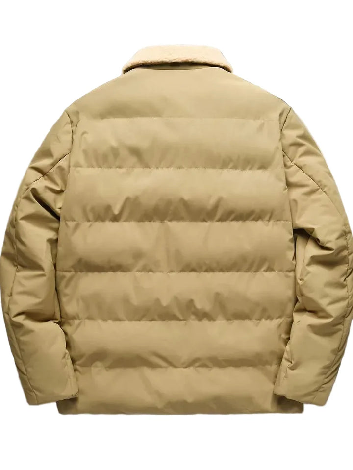 Warm heren oversized pufferjack in khaki met knusse kraag, perfect voor koude winterdagen en casual smartcasual stijl.