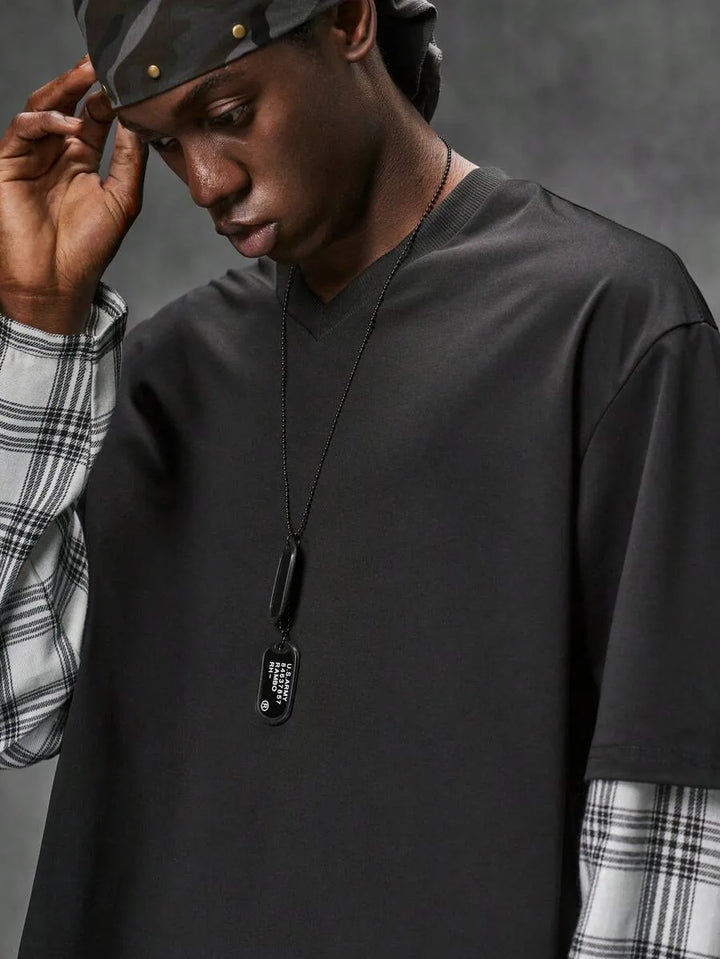 Heren t-shirt met uniek design: ronde hals, lange mouwen en plaid patchwork details.