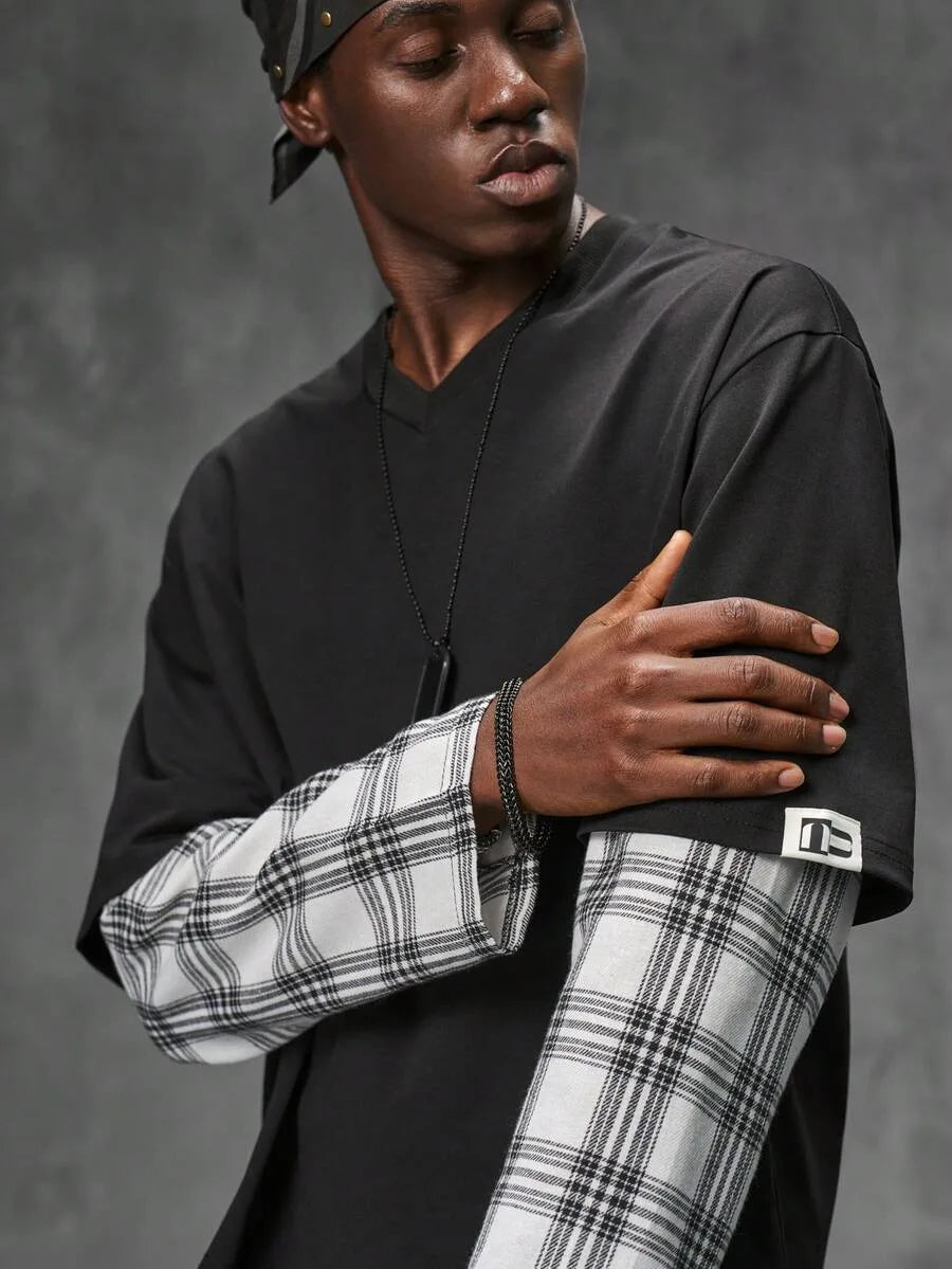 Casual herenmode: t-shirt met lange mouwen en opvallende plaid patchwork accenten.
