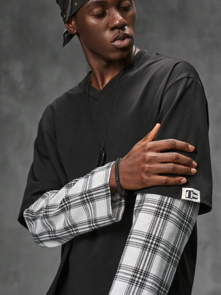 Casual herenmode: t-shirt met lange mouwen en opvallende plaid patchwork accenten.