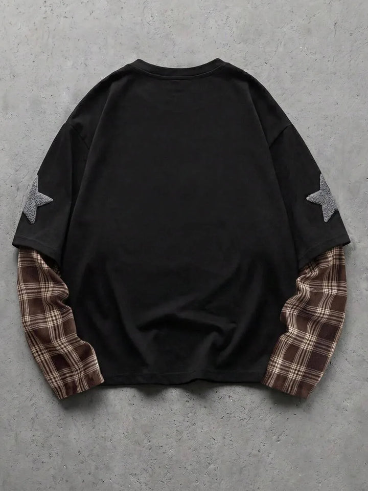 Streetwear heren t-shirt met opvallende plaid patchwork mouwen. Lange mouw, ronde hals.