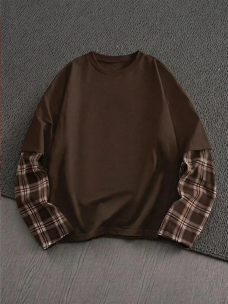 Modieus heren t-shirt, ronde hals, met creatieve plaid patchwork mouwen. Lente.