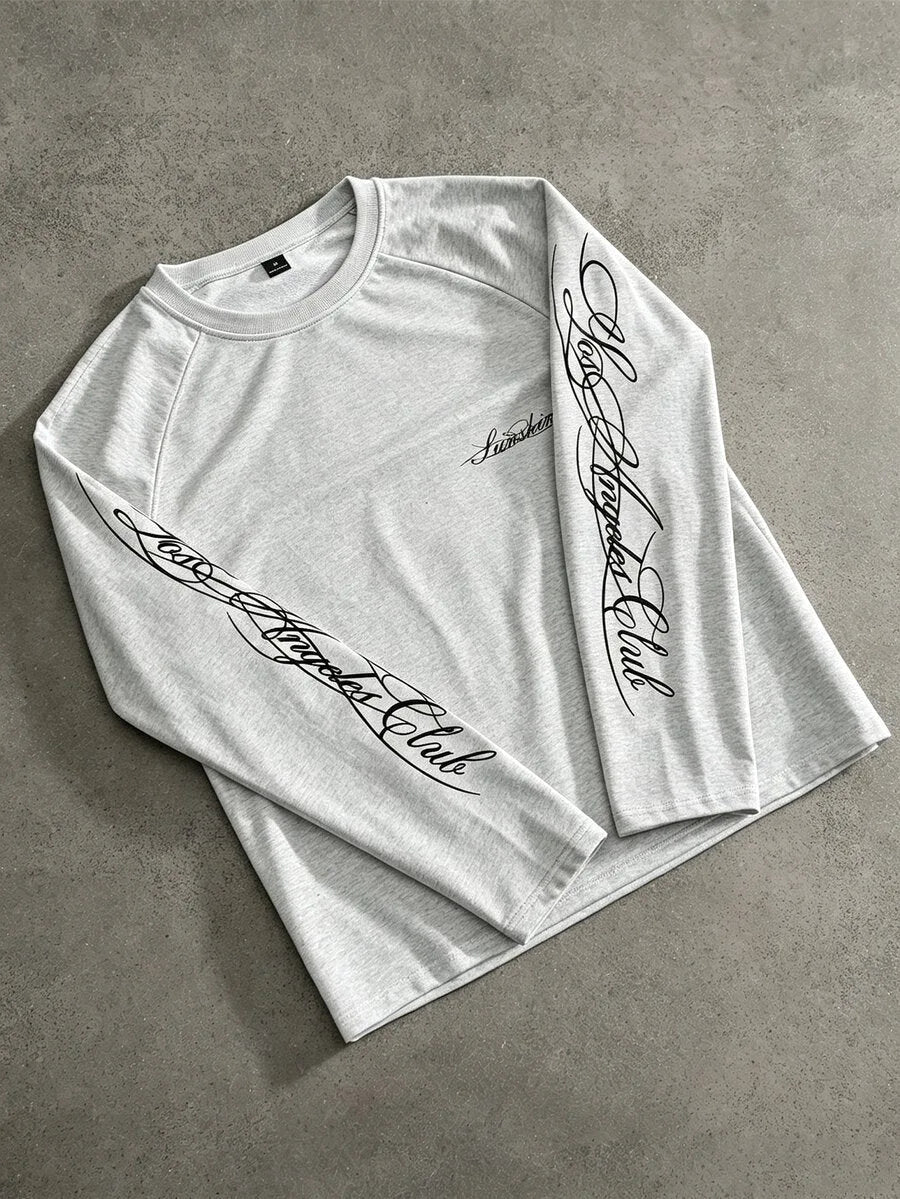Streetwear heren longsleeve, handgeschreven print. Uniek, comfortabel en klaar voor dagelijks gebruik.