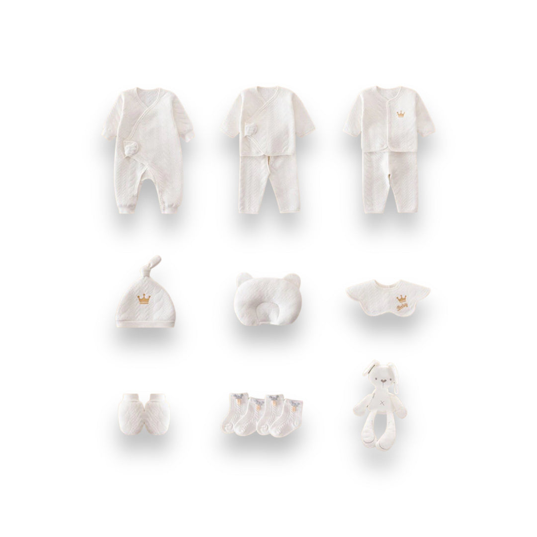 Comfortabele witte babyromper van zacht katoen, ideaal voor pasgeborenen in een luxe kraamcadeau set.
