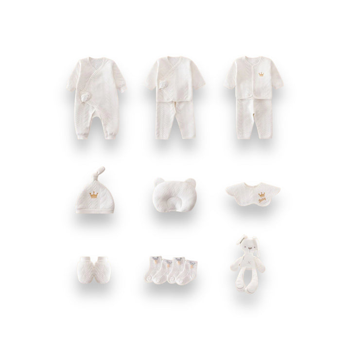 Comfortabele witte babyromper van zacht katoen, ideaal voor pasgeborenen in een luxe kraamcadeau set.