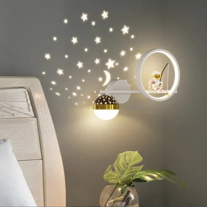 GlowNest wandlamp met drie kleuren sfeerverlichting; een veilige en leuke toevoeging aan de kinderkamer.