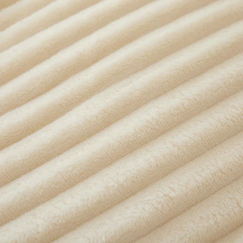 Zachte CozyStripe flanel deken; brede strepen, warm en comfortabel voor thuis, een echte aanwinst.