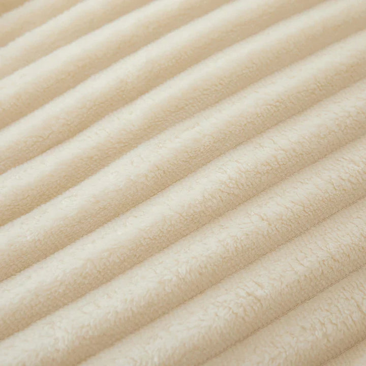 Zachte CozyStripe flanel deken; brede strepen, warm en comfortabel voor thuis, een echte aanwinst.