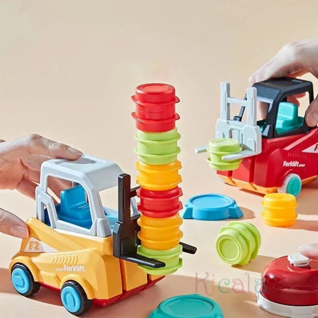 Twee kinderen werken samen aan het educatieve heftruck stapelspel, plezier en leren.