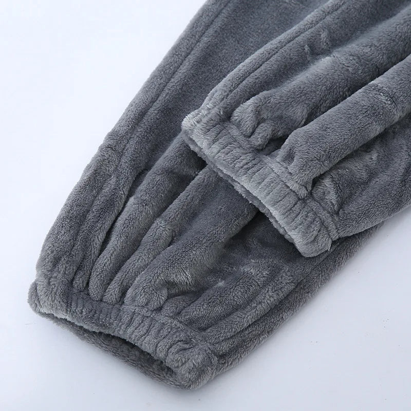 Heren loungewear pyjamaset, comfortabel en warm voor de koude dagen.