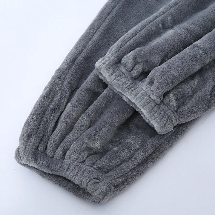 Heren loungewear pyjamaset, comfortabel en warm voor de koude dagen.