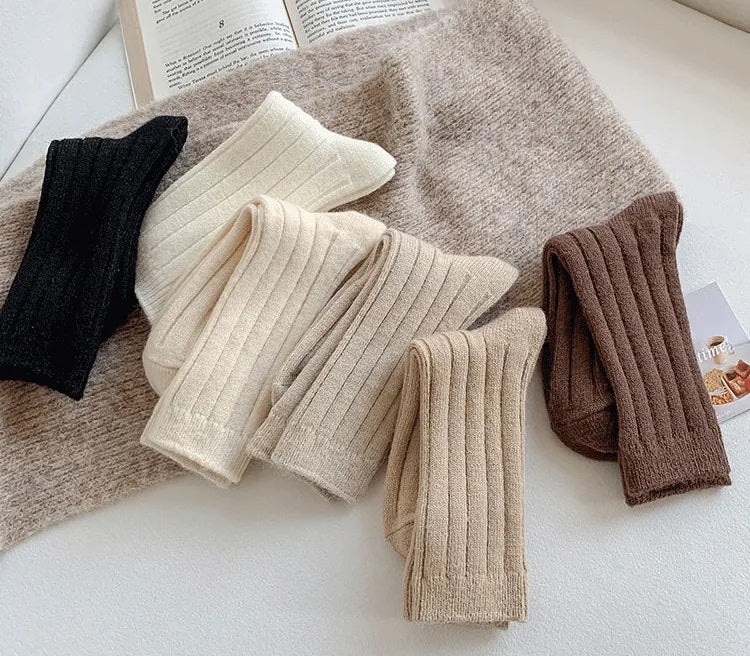 Dames sokken in neutrale tinten, perfecte warme accessoire voor winter outfits.