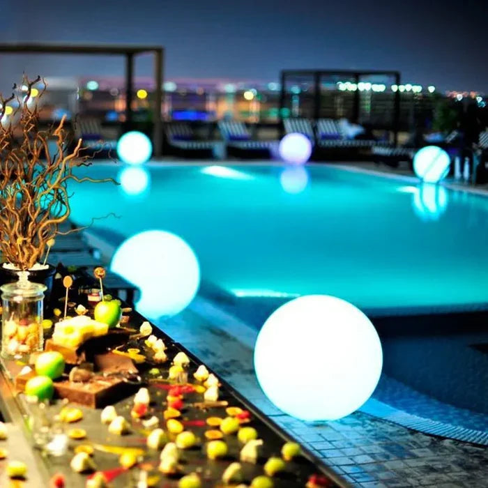 GlowSphere LED sfeerlamp, oplaadbaar, waterdicht, perfecte verlichting voor avonden buiten.