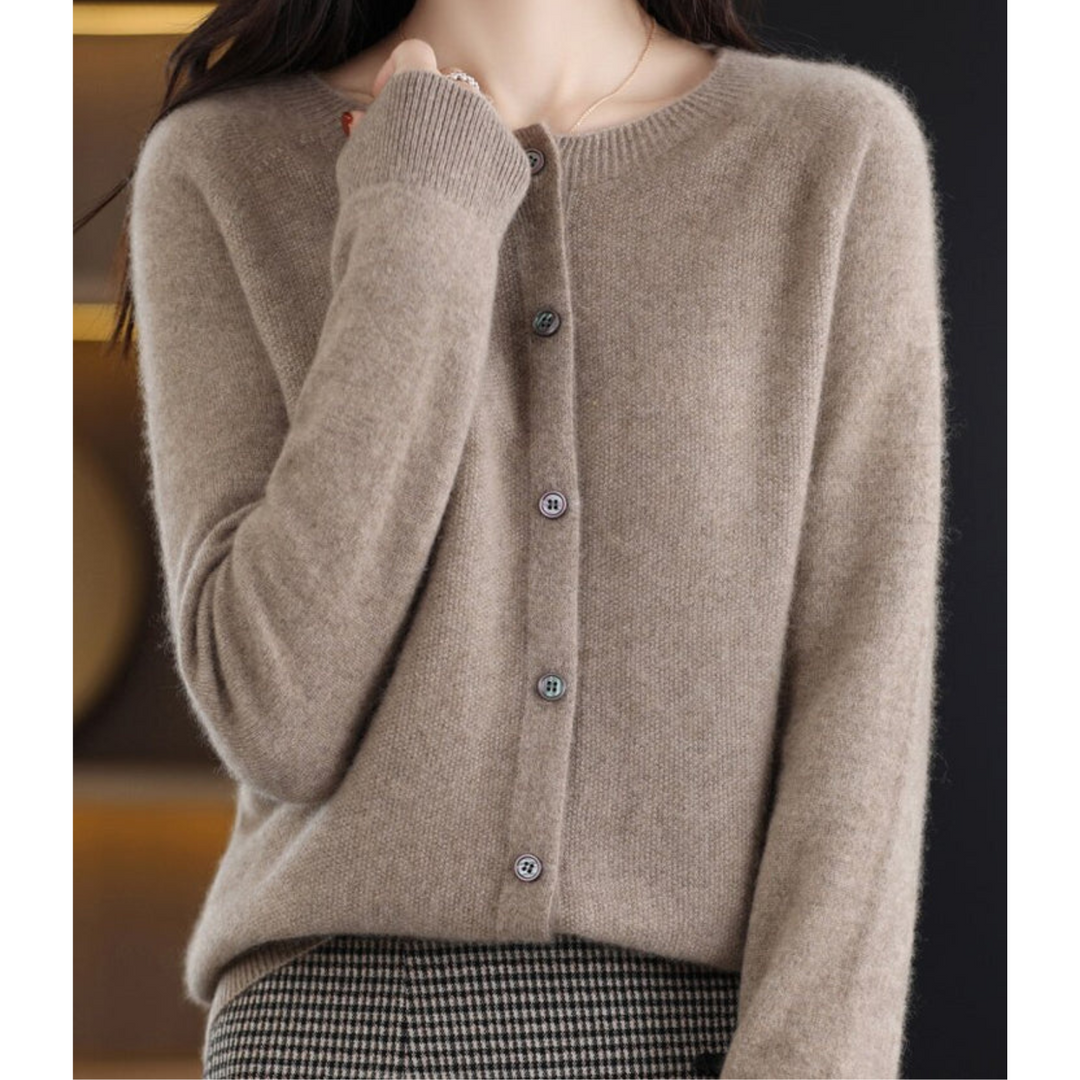 Modieuze dames trui met knoopsluiting, gebreid en comfortabel voor herfst & winter.