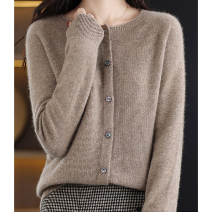 Modieuze dames trui met knoopsluiting, gebreid en comfortabel voor herfst & winter.
