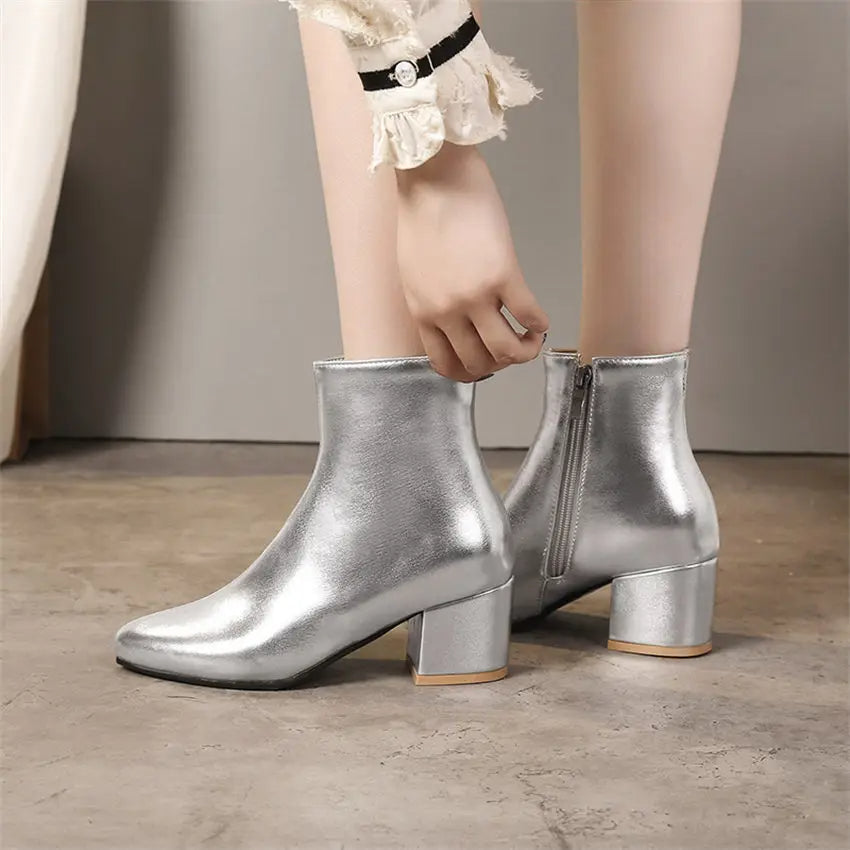 Dames enkellaarsjes met glanzende afwerking, zilver, goud of zwart. Stijlvolle en comfortabele modieuze schoenen.