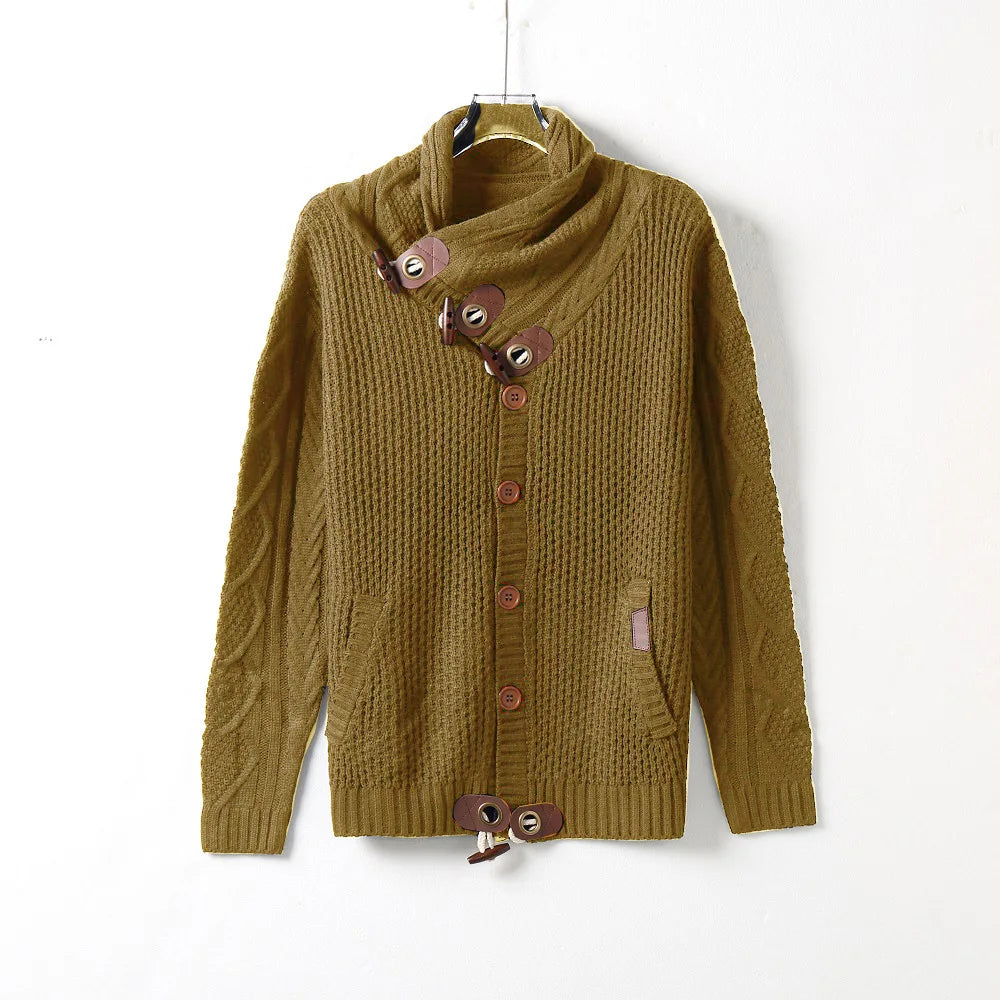 Stijlvolle outfit met grijze gebreide heren coltrui en winteraccessoires.