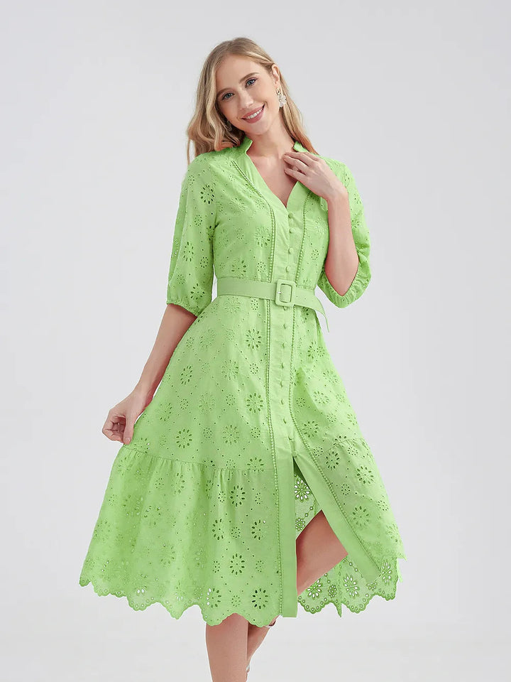 Dames zomerjurk: modieus design met ruches, V-hals en een zwierige A-lijn rok.