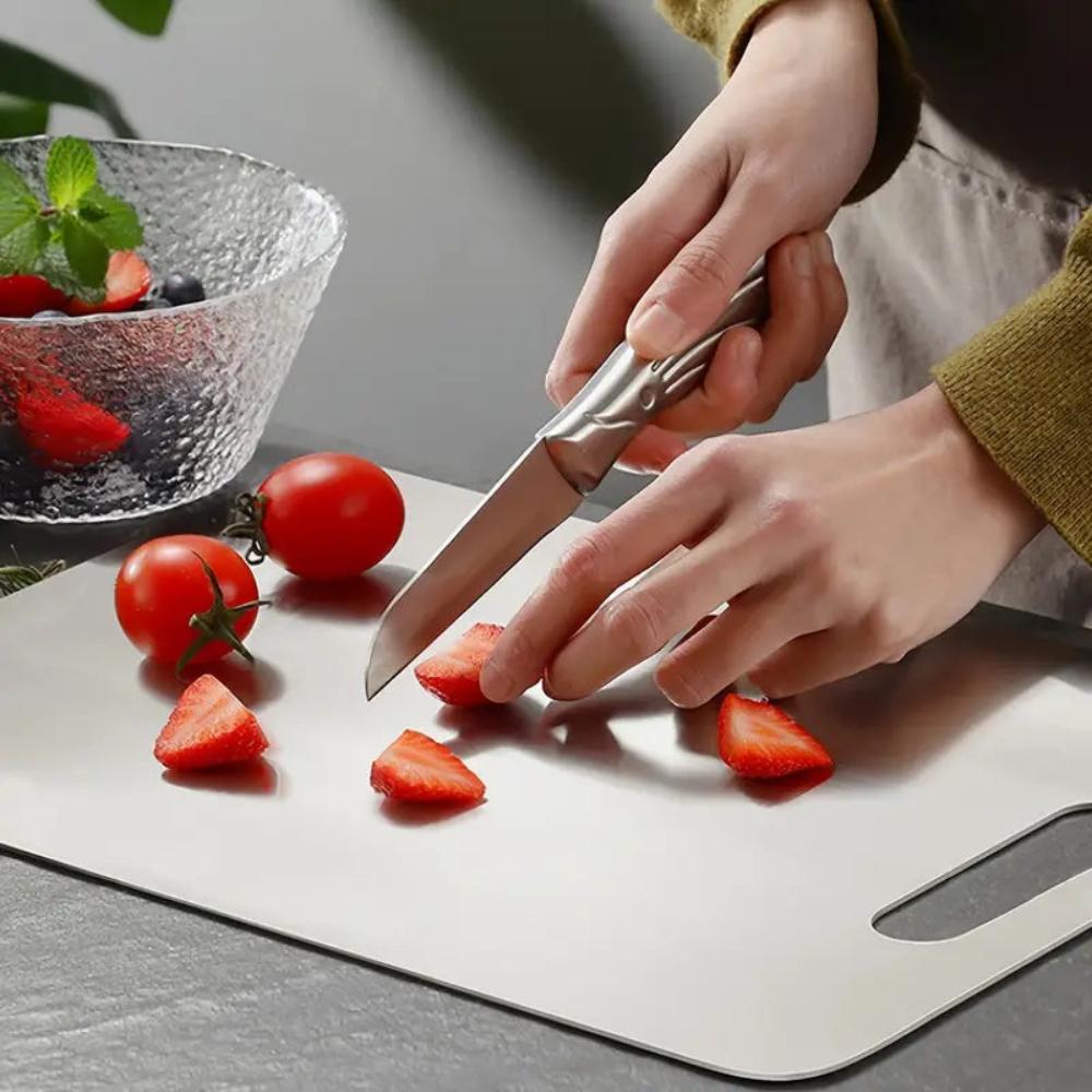 Duurzame RVS snijplank, ideaal voor een antibacteriële keukenomgeving en veilig koken.