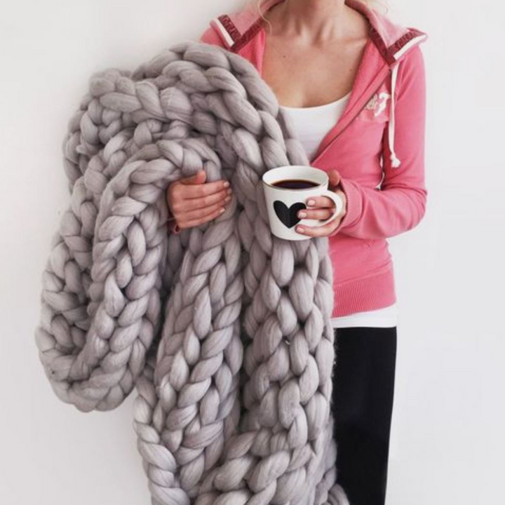 DIY winterkleed kit met zacht fleece voor een knus deken. Ideaal als huisdecoratie of zelfgemaakt cadeau.
