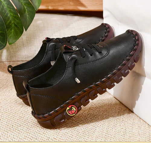 Elegante zwarte dames instappers, platte comfortschoenen die modieus zijn voor elke gelegenheid.