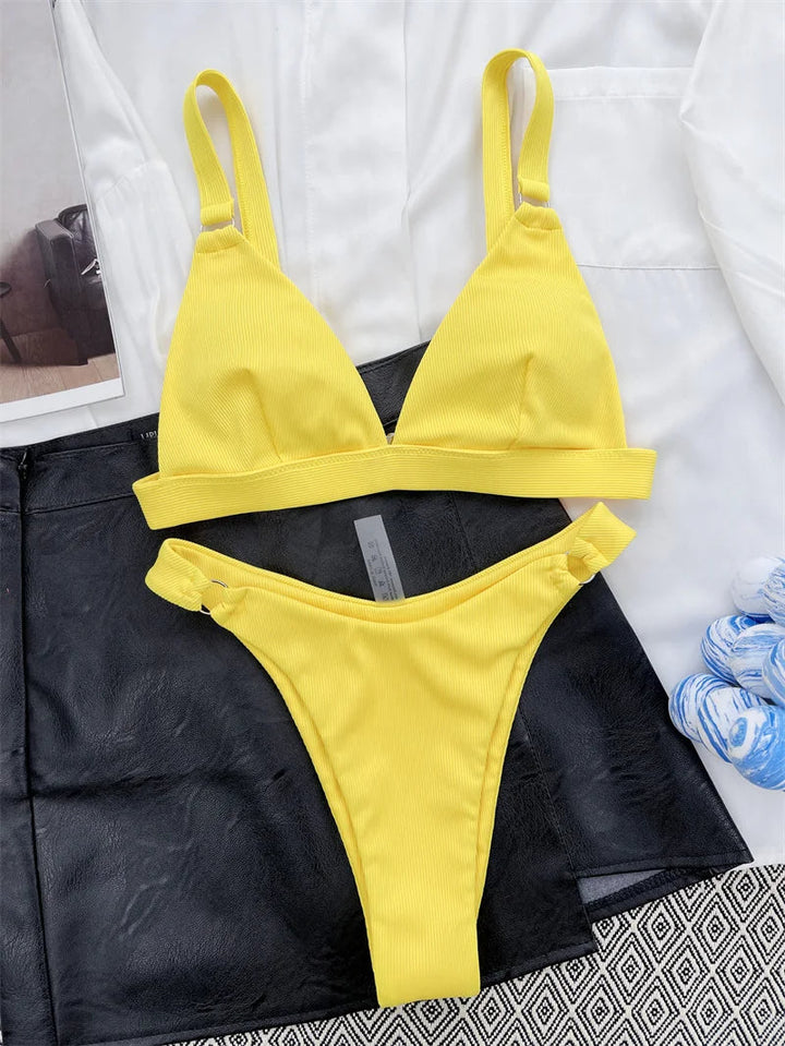 Close-up van de push-up top van de Vera dames bikini, Braziliaanse stijl en ring details.