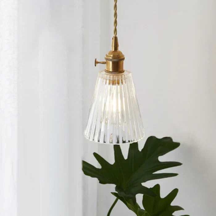 Transparante plafondlamp; glazen hanglamp die naadloos opgaat in elk modern design.