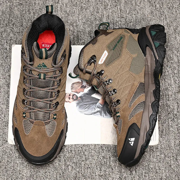 Zwarte heren waterdichte trekking schoenen, hoogmodel, bieden bescherming en comfort voor lange tochten.